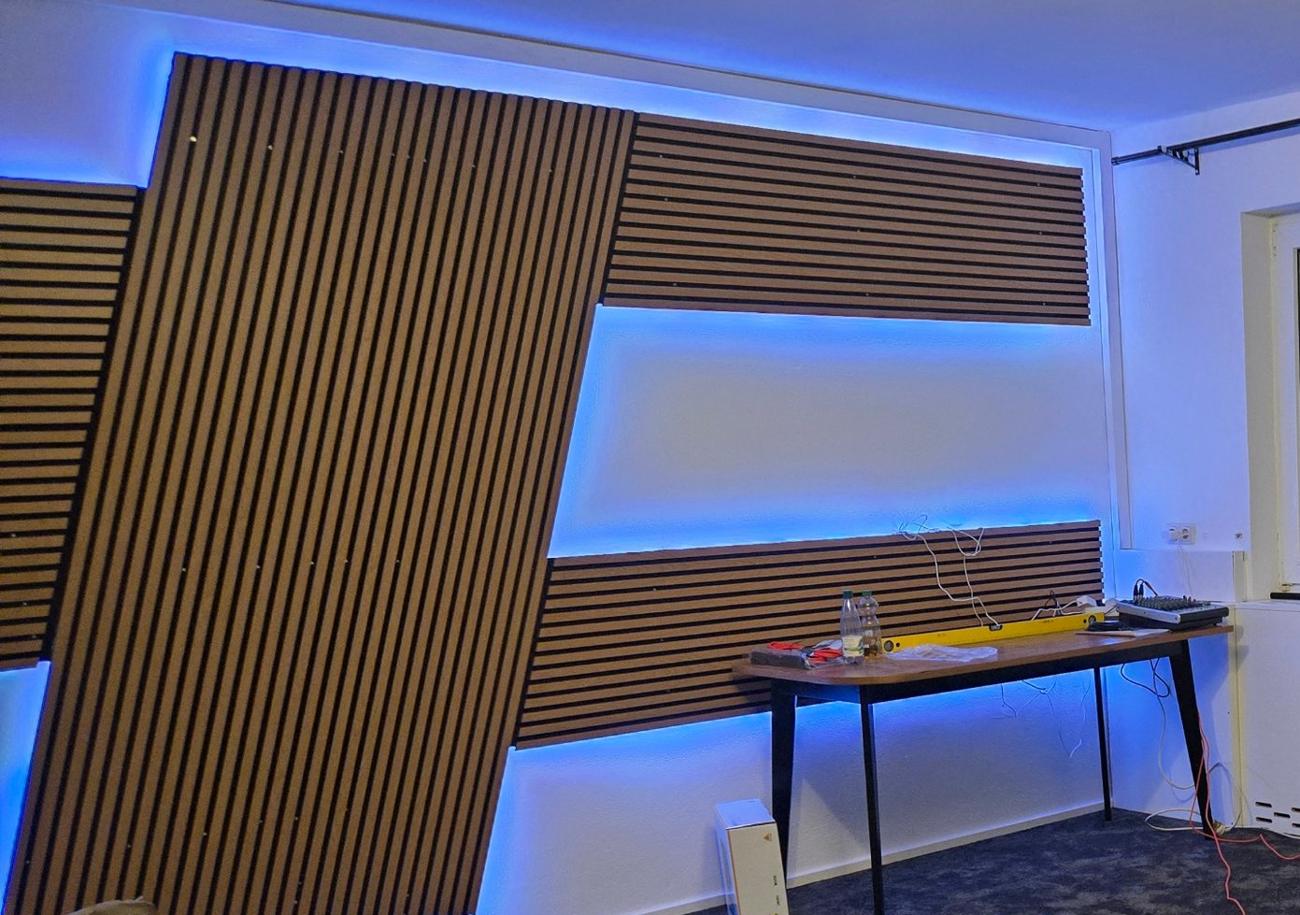 Fertige Akustikwand mit blauer LED-Hinterleuchtung