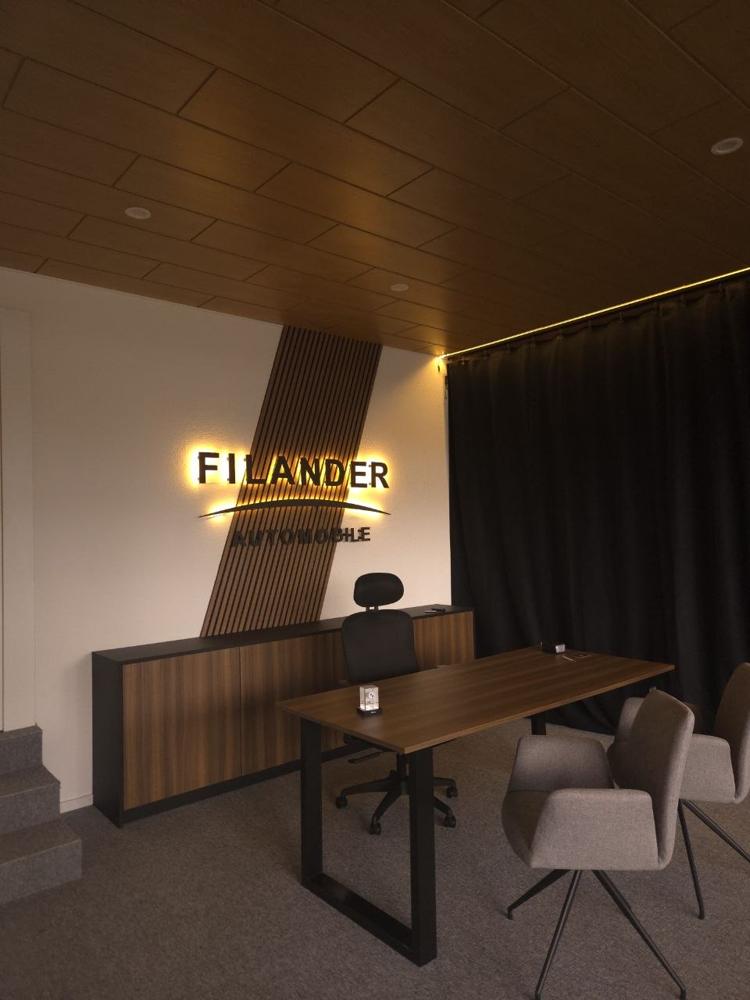 Eingerichtetes Büro mit Lamellenwand, hinterleuchtetem Schriftzug, Sideboard und Schreibtisch