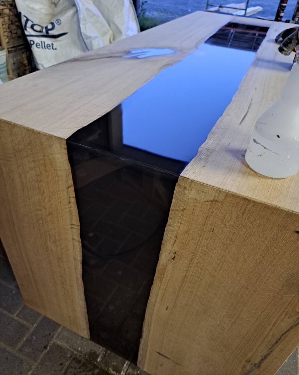 Eichentisch mit schwarzem Epoxid-Fluss und Wasserfallkante