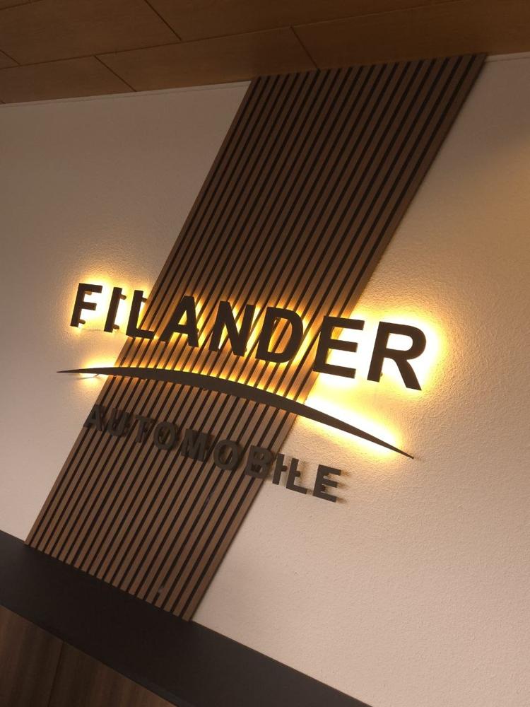 Hinterleuchteter Schriftzug auf der Lamellenwand