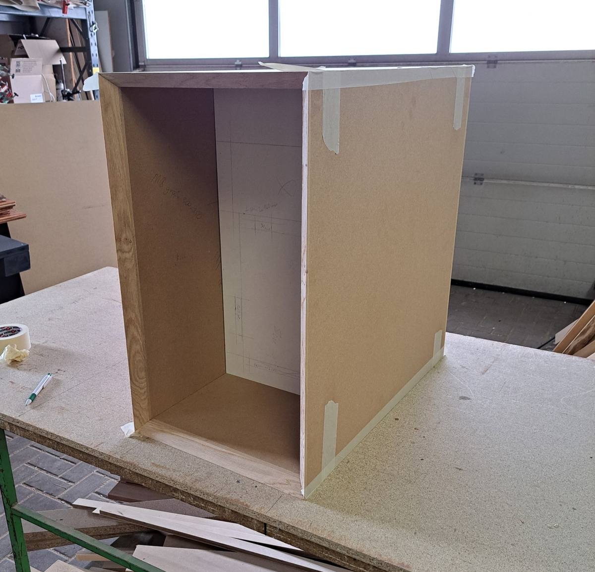 Probekörper aus MDF mit Eichenkante auf der Werkbank