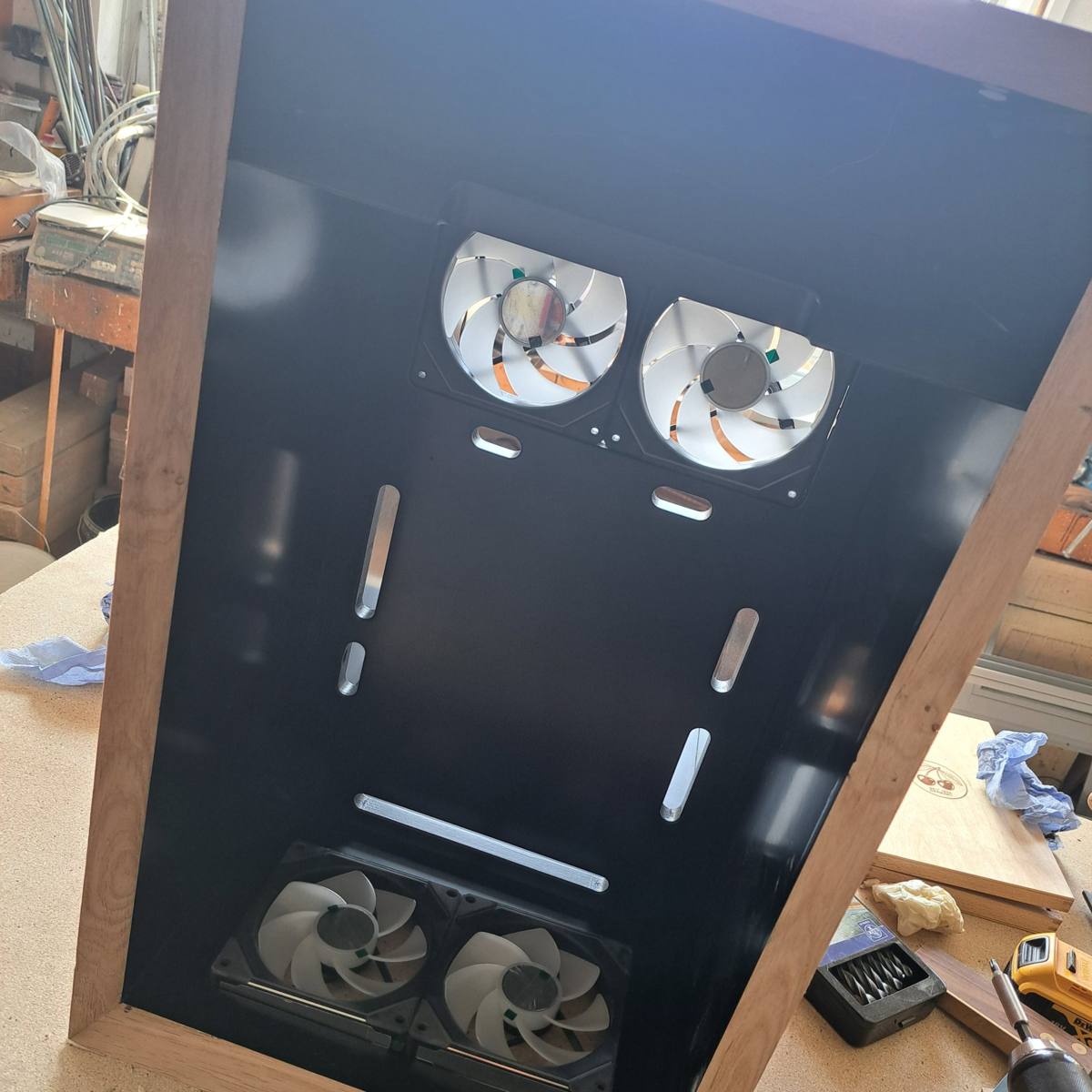 PC-Korpus mit Eichenrahmen und vier eingebauten Lüftern