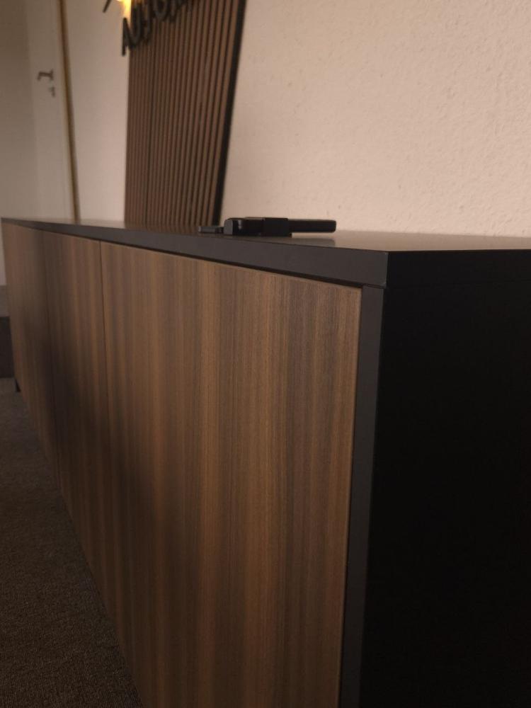 Sideboard mit Holzfronten und schwarzem Korpus
