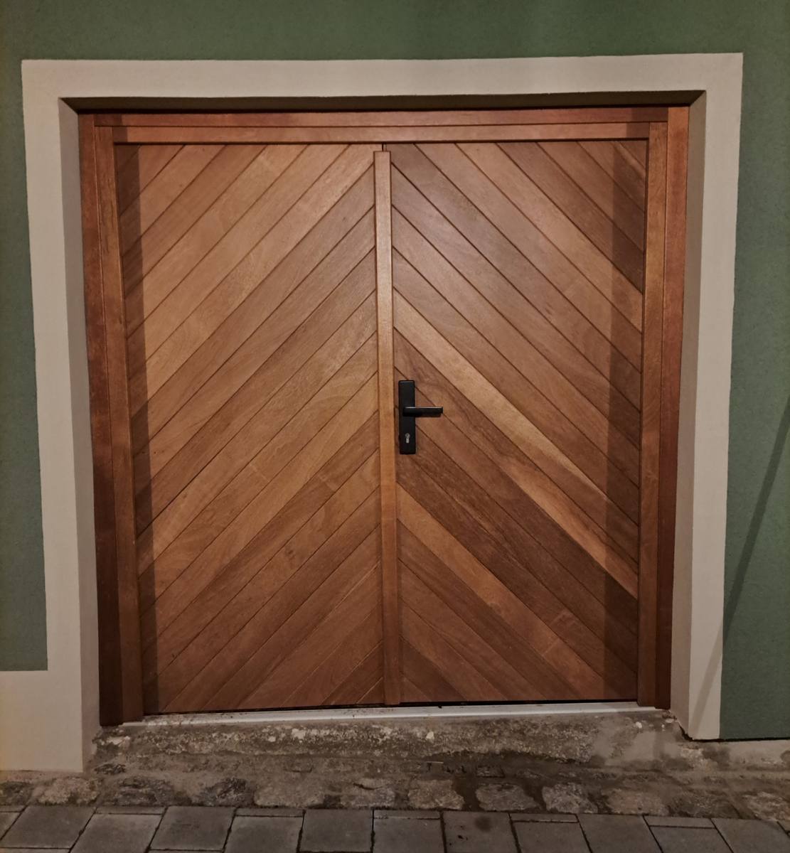 Fertig eingebaute zweiflügelige Haustüre
